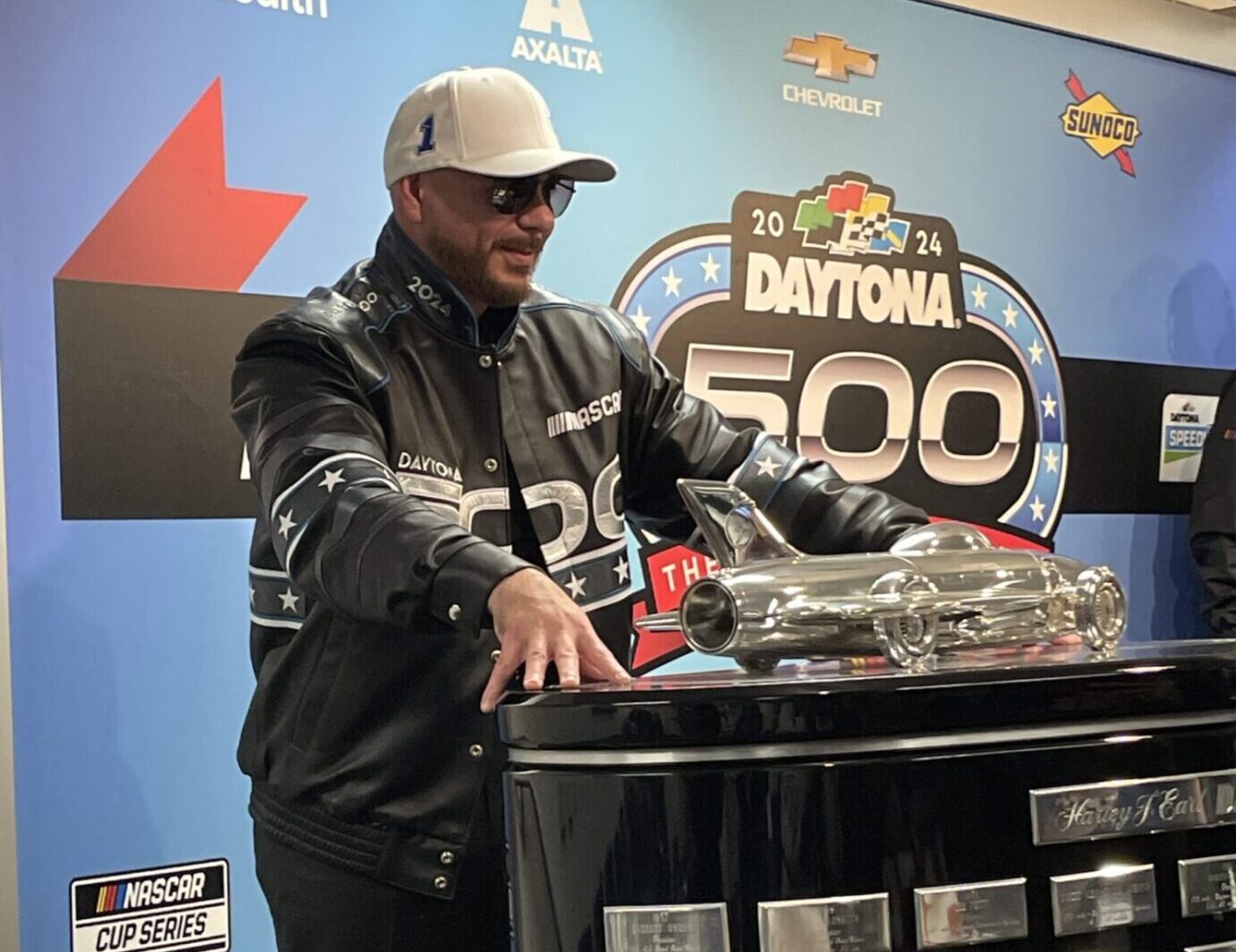 Man standing in a podium at a press conference