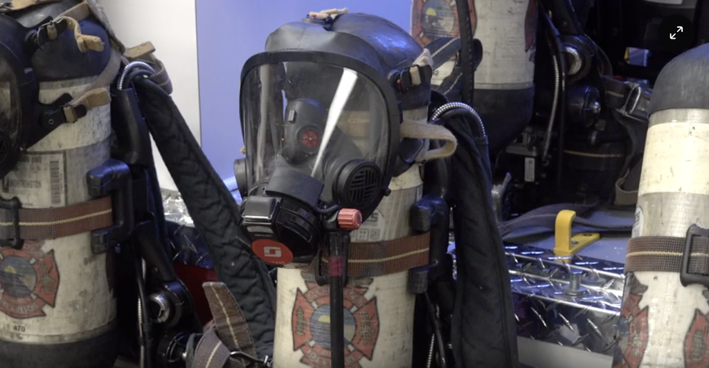 This is a mask sitting on top of an oxygen tank